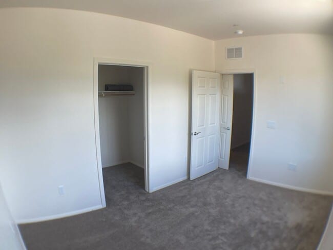 Building Photo - MOVE IN READY! Top-Floor Condo in the Hear...