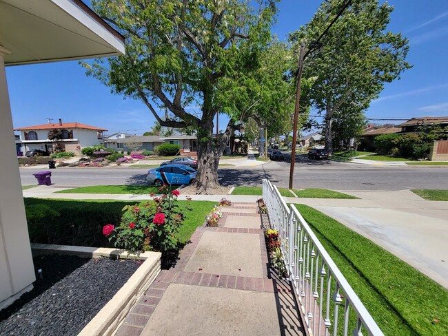 Building Photo - SPACIOUS 3BD/2BA WITH GARAGE, LAUNDRY AND ...