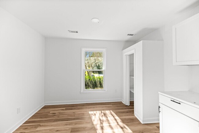 Building Photo - Beautifully Renovated Brick Home in a Quiet, Established Neighborhood