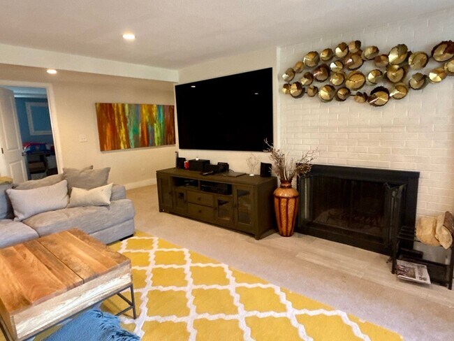 Building Photo - Sprawling 6 BR 4 BA Applewood Paradise - Live in Luxury with this Entertainer's Dream!