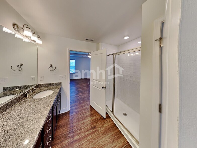 Building Photo - 404 Bluewater Dr