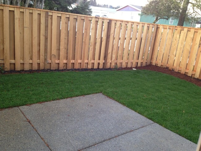 Building Photo - 425 N Vernonia Rd