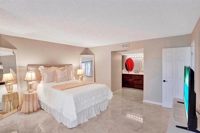 MASTER BEDROOM - 7001 Environ Blvd