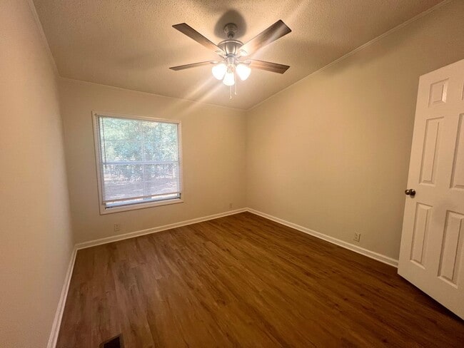 Building Photo - LEASING NOW FOR NOVEMBER 2025!