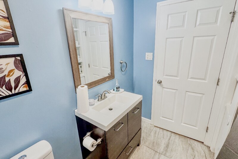 Building Photo - 618 Troy St