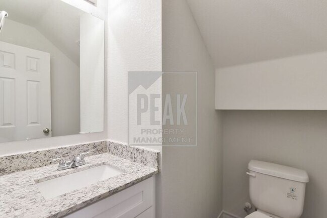 Building Photo - $1395! Stunning Fort Worth Duplex Available for Rent! Stainless Steel Fridge included!