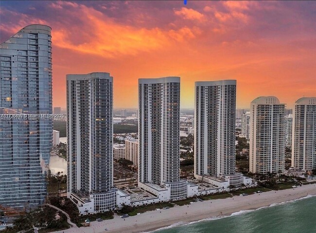 Building Photo - 15901 Collins Ave