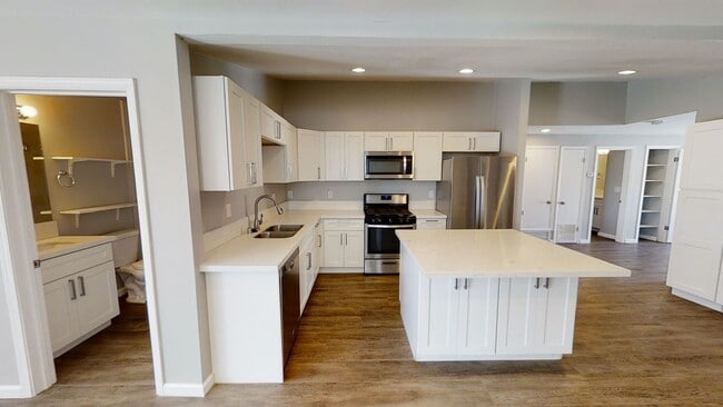 Building Photo - Large Property w/ 2 Kitchens!!