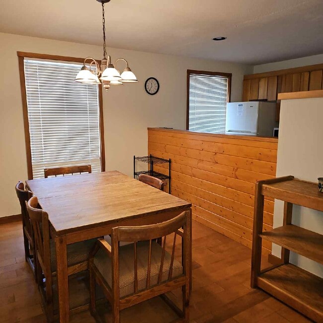 Building Photo - 3548 N Lake Creek Dr
