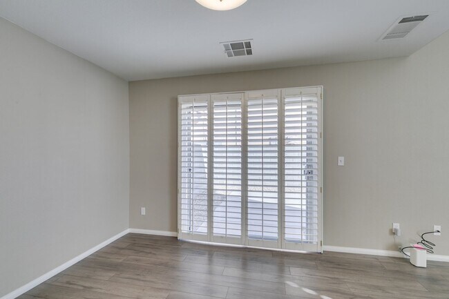 Building Photo - GORGEOUS HOME WITH TONS OF UPGRADES*GATED COMMUNITY WITH A COMMUNITY POOL*