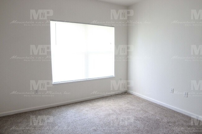 Building Photo - 5225 White Willow Dr