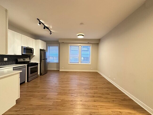 Building Photo - 661 W Wrightwood Ave