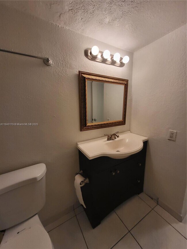 Building Photo - 9360 Fontainebleau Blvd