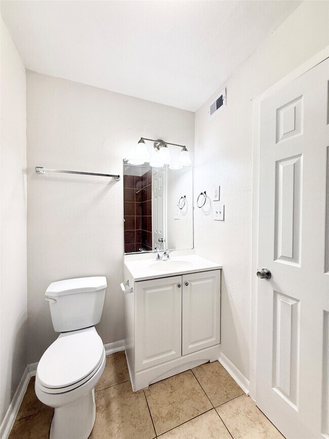 Building Photo - 1141 N Durham Dr