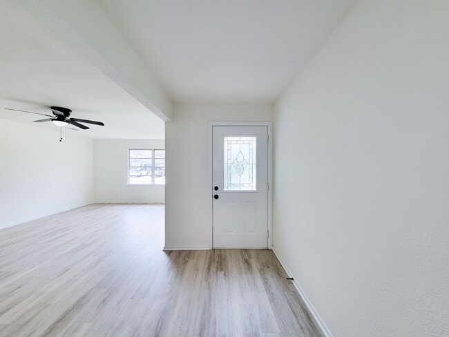 Building Photo - This beautifully remodeled 3-bedroom, 2-bathroom home in the heart of Lake Jackson, Texas, offers...