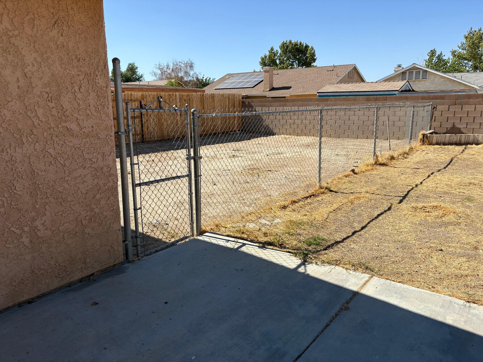 Building Photo - 2113 Phlox Ave