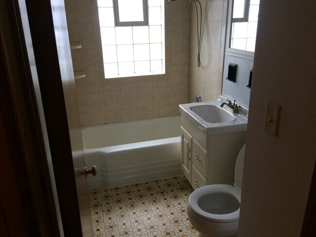 Tiled Bathroom - 1700 E Menlo Blvd