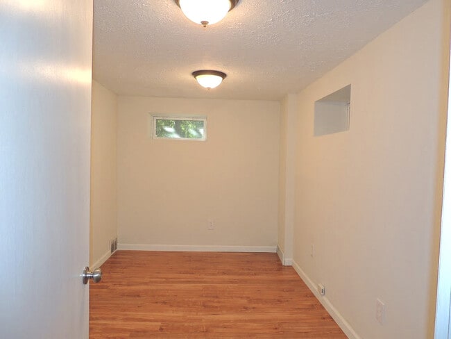 Building Photo - 3 Bed - 2 Full bath Ranch for Rent - Compl...