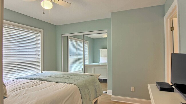Building Photo - Lovely Condo Available Early September 2024