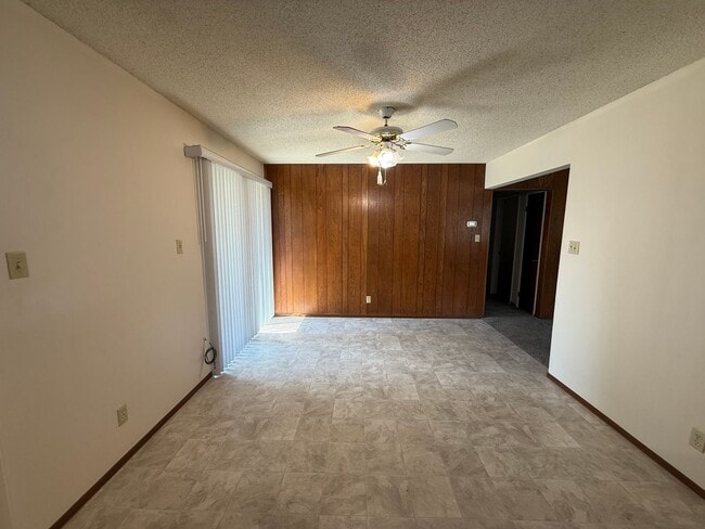 Building Photo - 3 bed 2 bath available in Sacramento!