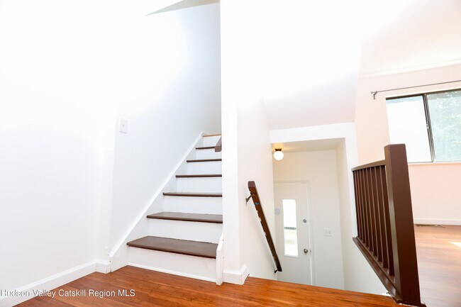 Building Photo - 259 Village Ct