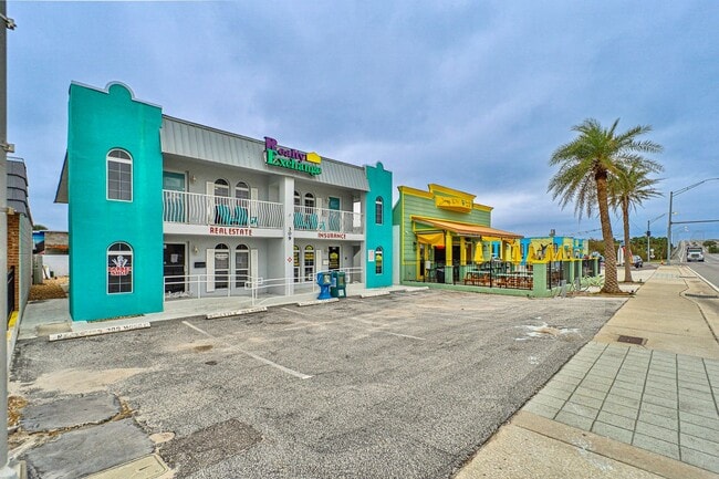 Building Photo - AVAILABLE MARCH 15TH 2026 -Downtown Flagler Beach Furnished 3 bedroom 1 bath!
