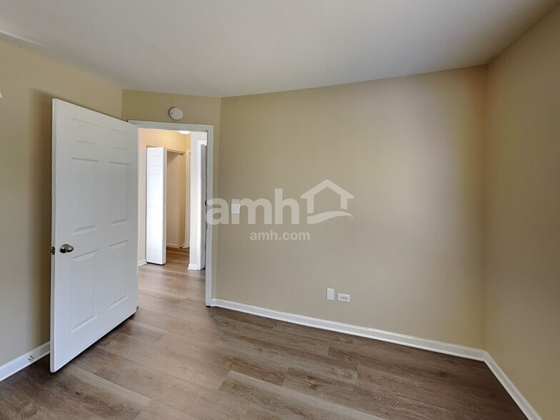 Building Photo - 2828 Sun Valley Dr