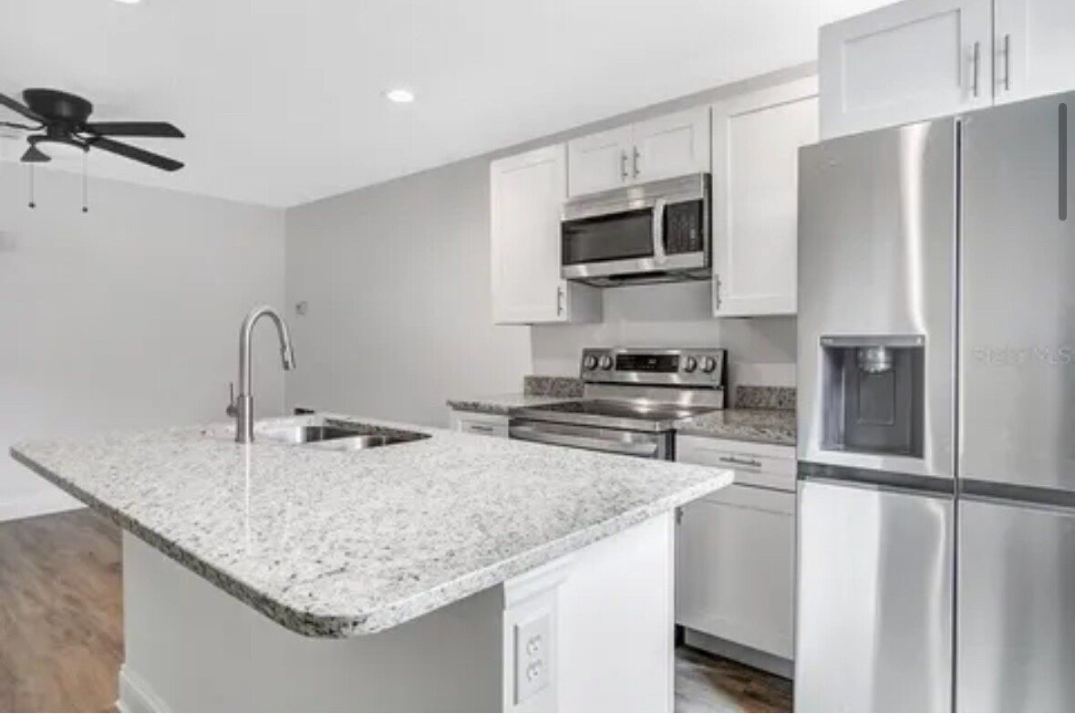 Building Photo - 415 Lark Ct