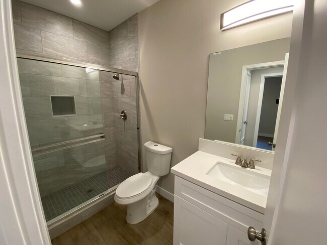 Building Photo - 4BD/2BA w Large Deck!