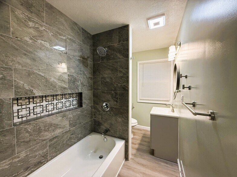 Building Photo - 412 Depot St