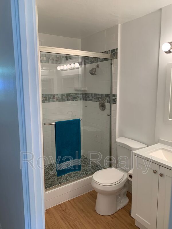 Building Photo - 425 Ena Rd