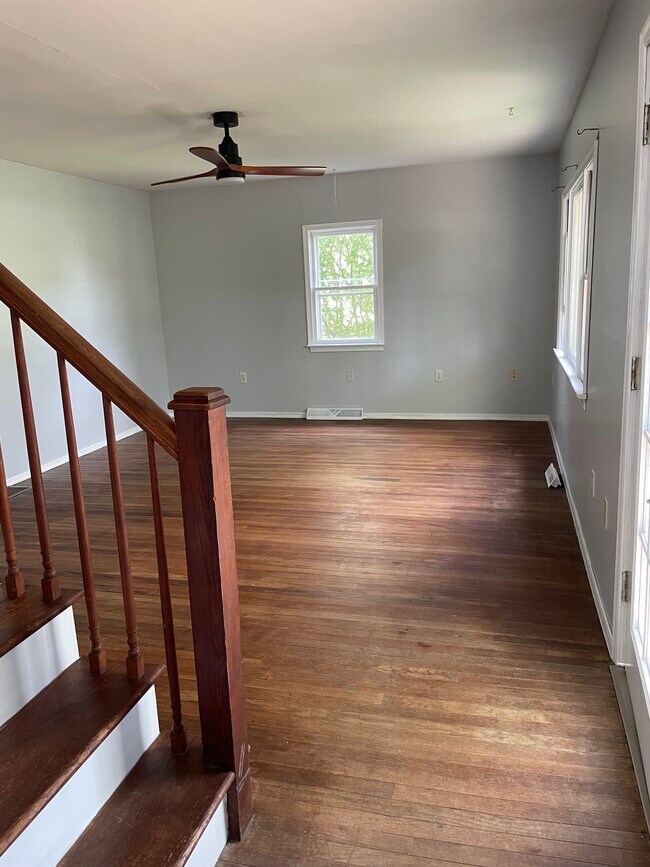 LR - 933 Biddle St