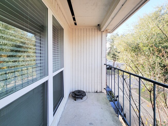 Building Photo - BEAUTIFUL REMODELED 1 BEDROOM 1 BATH CONDO...