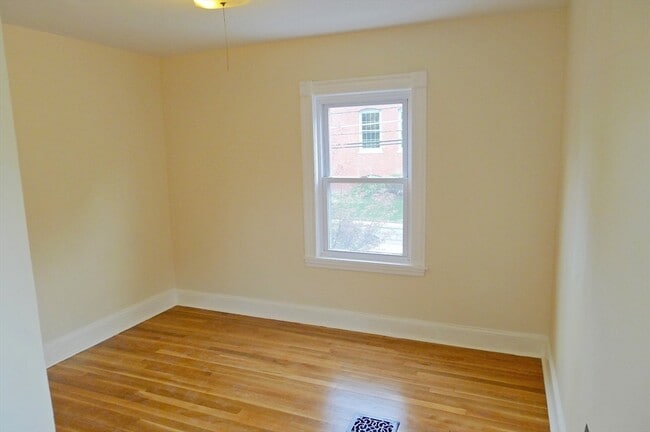 Building Photo - 155 Oak St