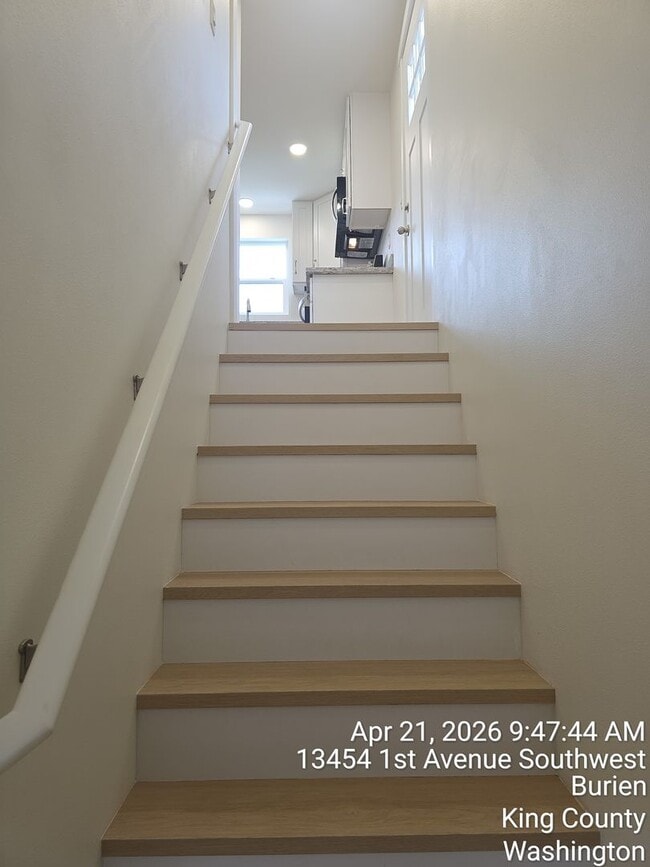 Building Photo - Burien Newly remodeled home - 3 bedrooms 2 bathrooms - A must see - available NOW