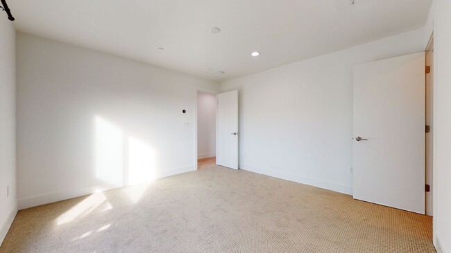 Building Photo - Beautiful Walnut Creek Townhome!