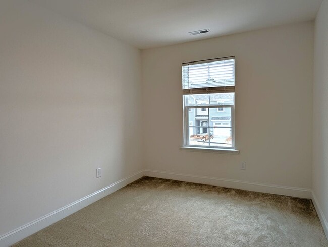 Building Photo - Beautiful, 2 story, end-unit, Townhome located in the Bell Glen Community!