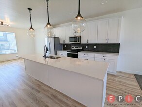 Building Photo - 566 Lewski Ln