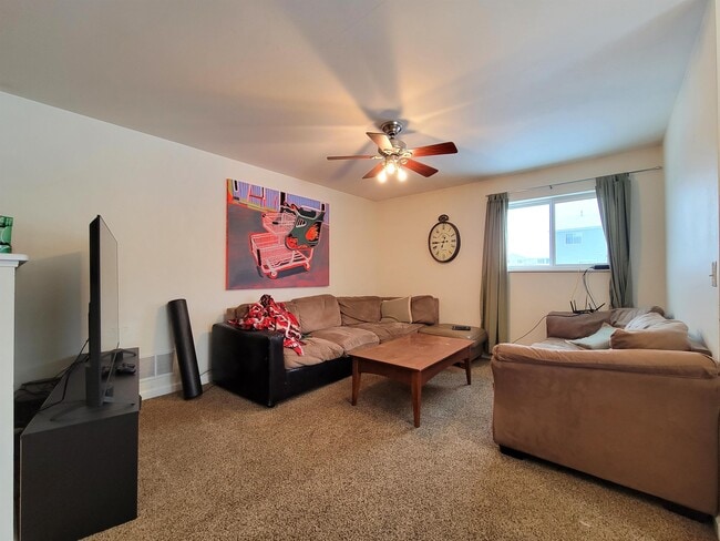 Building Photo - 184 Droulliard Ave