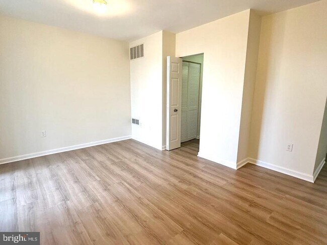 Building Photo - 898 Bayridge Dr