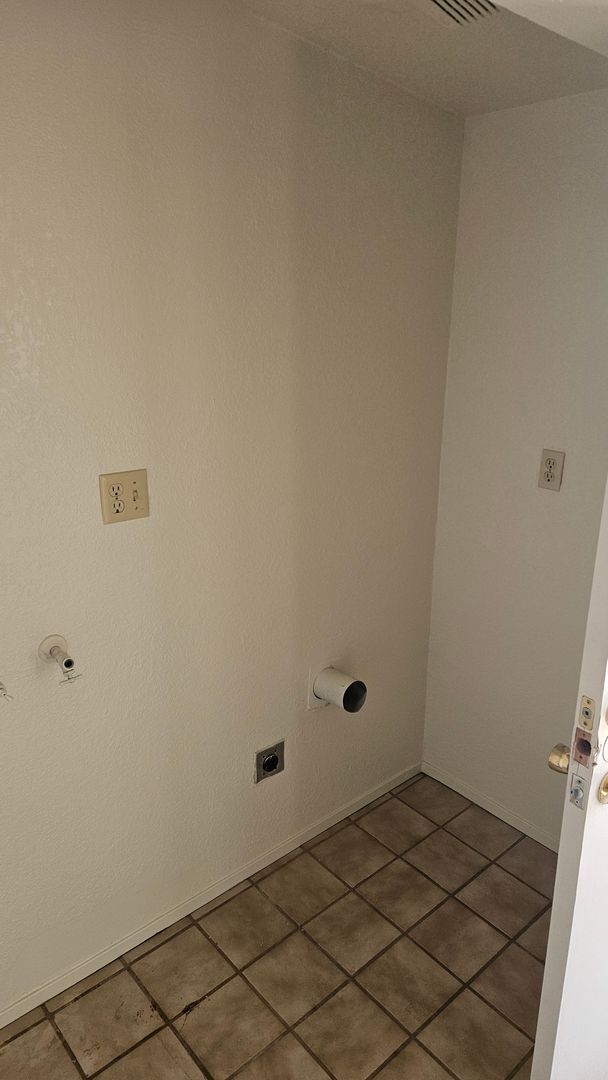 Building Photo - Two Bed One Bath Home with Shed and large backyard and large Driveway.