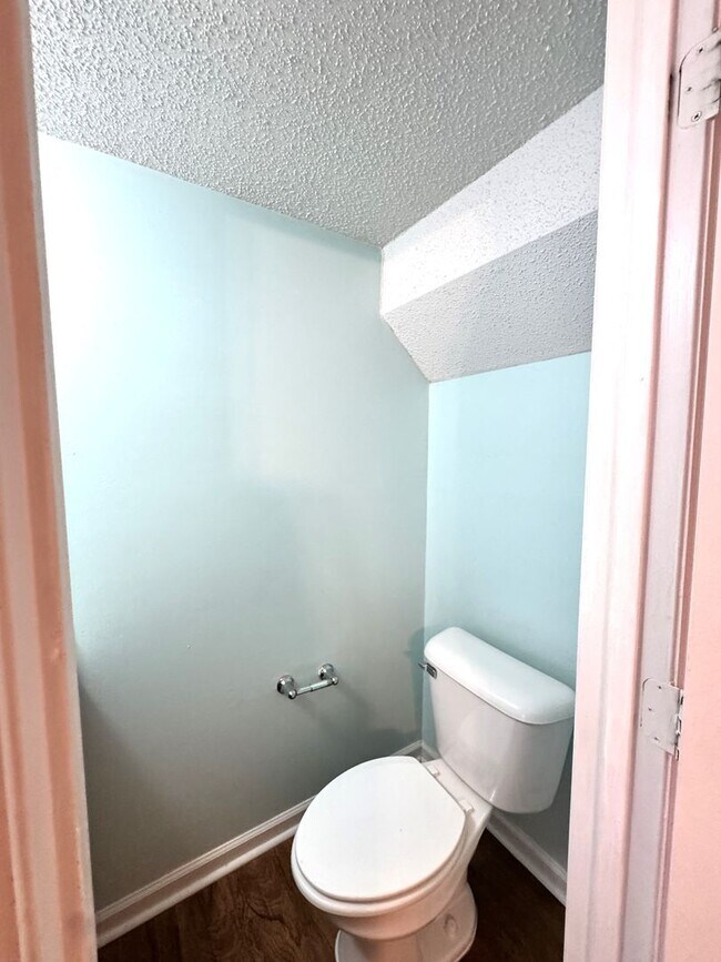 Building Photo - 2BR/2.5 Bath Townhome Minutes to Camp Lejuene