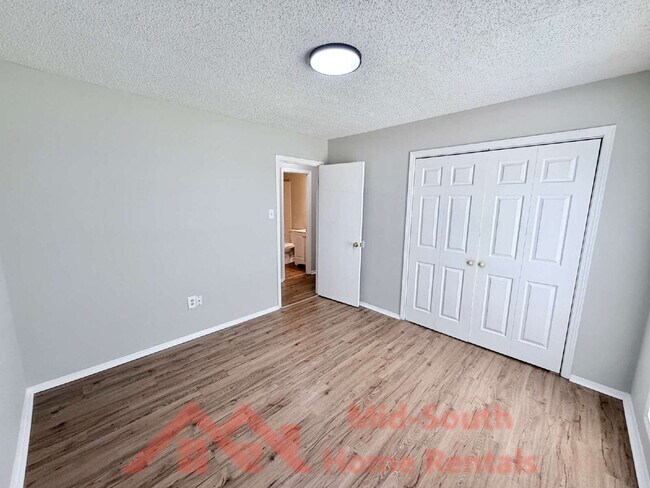 Building Photo - 4011 Double Tree St