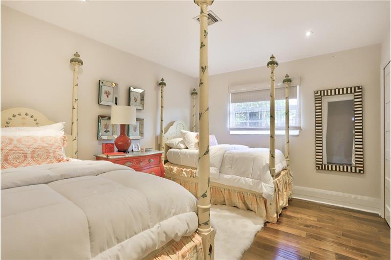 Building Photo - 835 Canary Walk