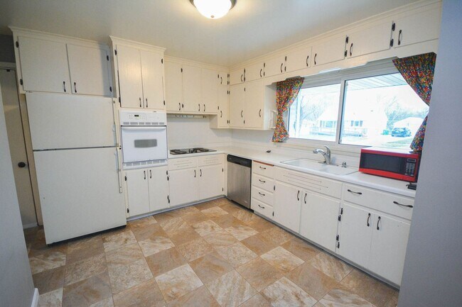Building Photo - 3br ranch style home near Sunset Terrace Elementary!
