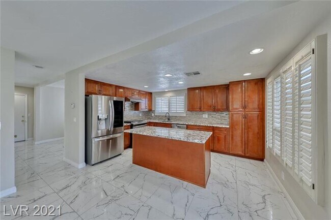 Building Photo - Gorgeous 4 bedroom home with large corner ...