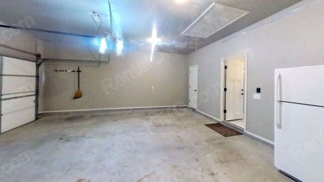 Building Photo - Super 4 bed 2 bath on the Southwest side.