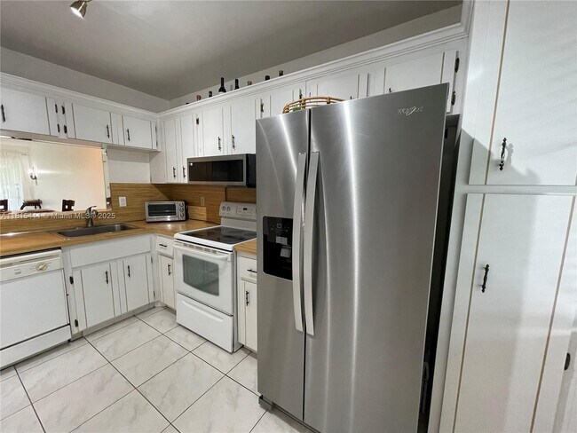 Building Photo - 3571 Inverrary Dr