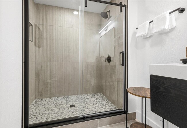 Building Photo - 643 W 8th Ave