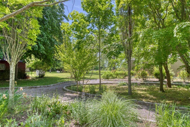 Building Photo - 733 Herricks Ln